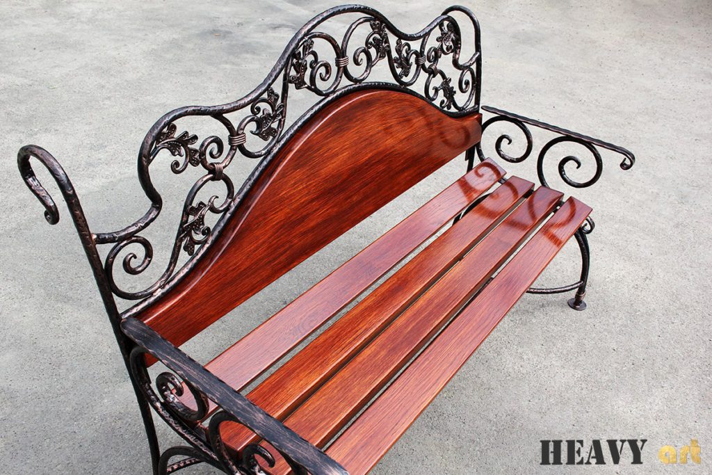 metalowa ławka ozdobna z drewnianym siedziskiem