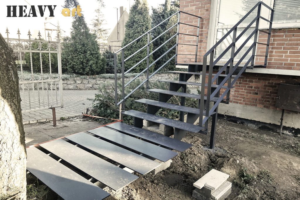 metalowe schody zewnętrzne wraz z konstrukcją schodów