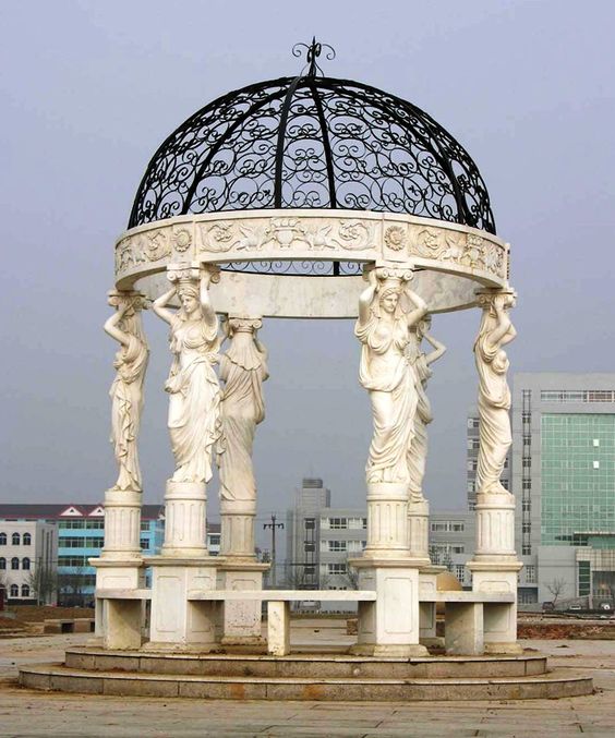 altana ogrodowa kolumny rzeźbione postacie z metalowa kopula zamiast dachu