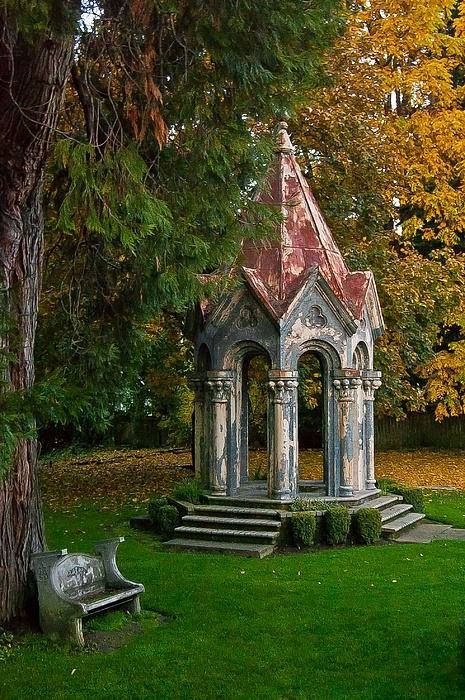 altana ogrodowa murowana w stylu gotyckim w ogrodzie