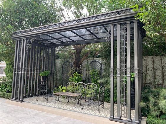 altana ogrodowa garden gazebo w bogatym pałacowym stylu z kolumnami