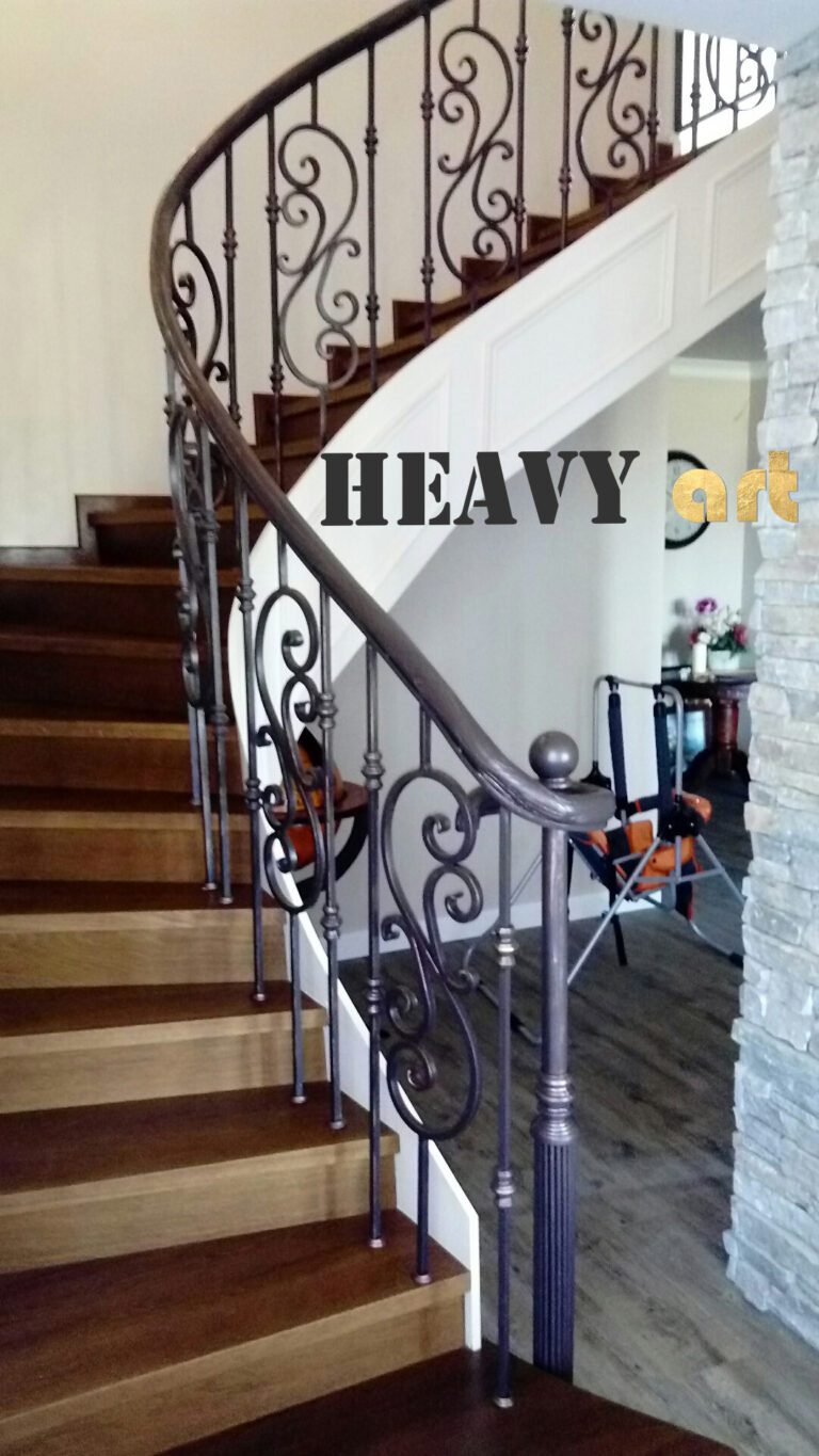 schody w domu z balustrada metalowa klasyczny wzór