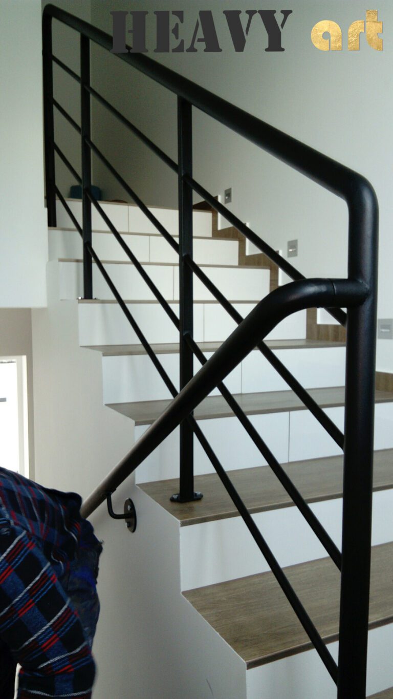 schody w domu z metalowa nowoczesna balustrada w kolorze czarnym