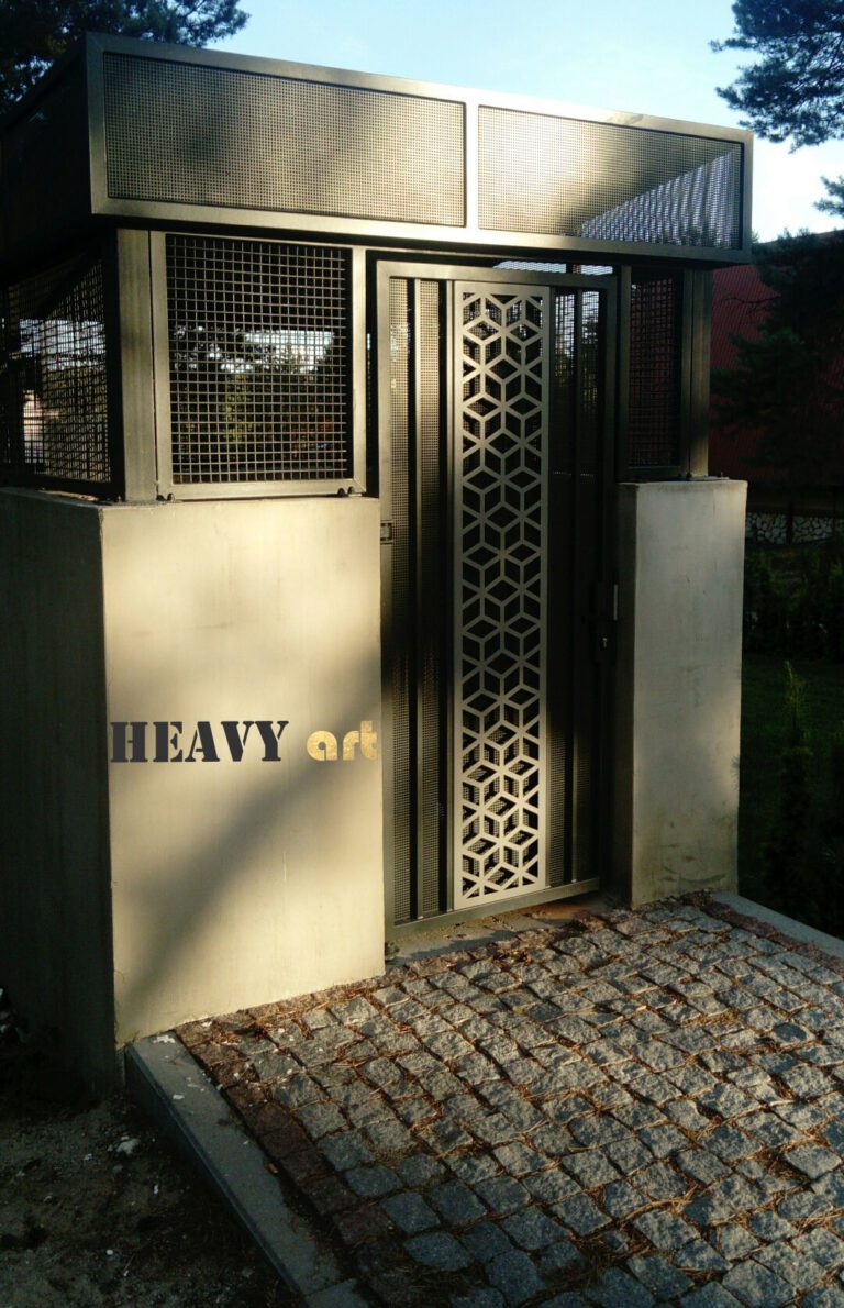 metalowy box śmietnikowy z konstrukcją metalową w ogrodzie