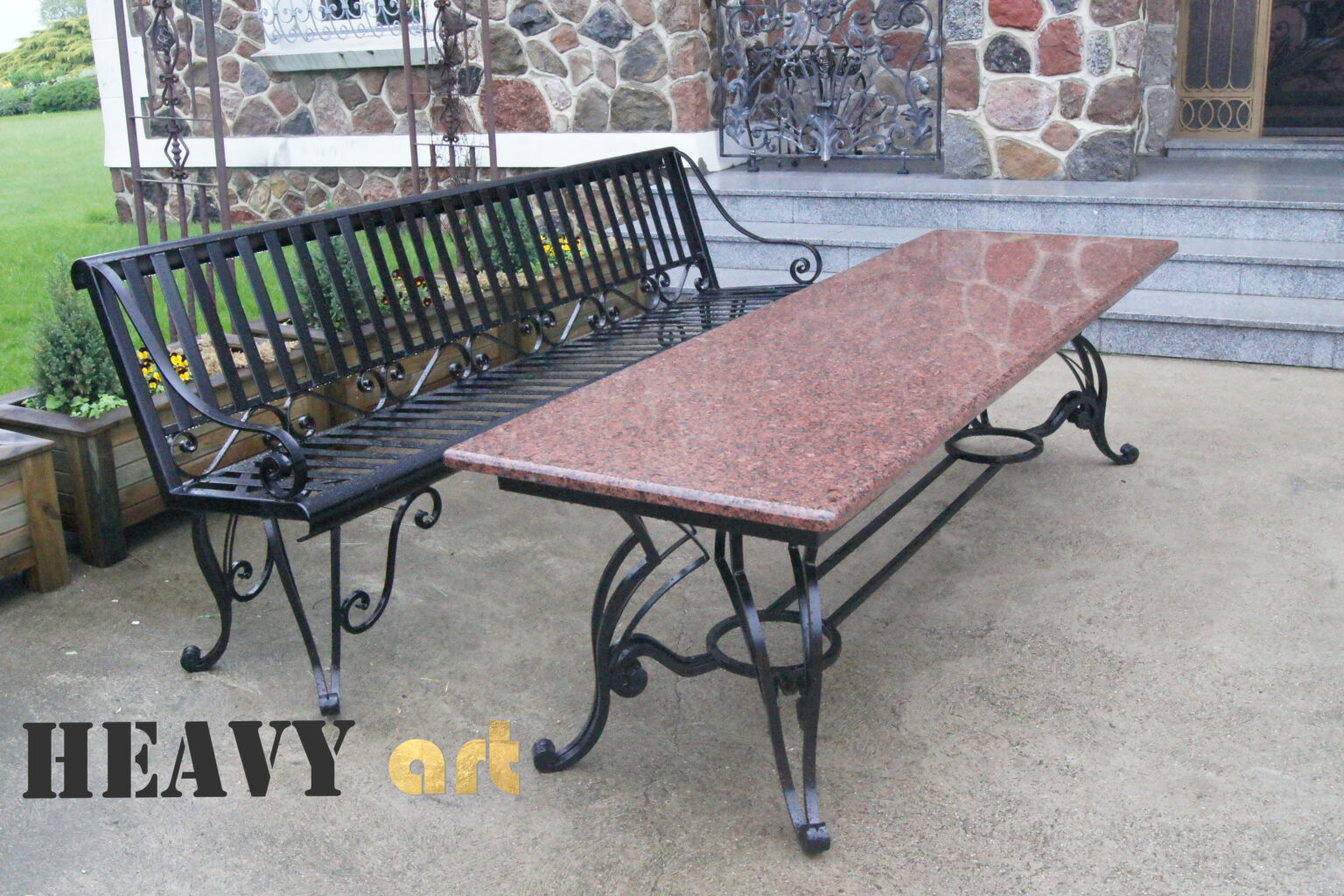 stół o konstrukcji metalowej z granitowym blatem oraz ławka metalowa czarna
