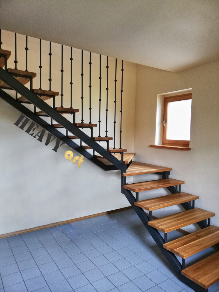 metalowa konstrukcja schodów wewnętrznych z balustradą wewnętrzną z przekuwkami