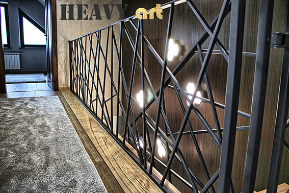 korytarz z nowoczesną balustradą metalową czarna