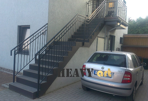 schody z balustradą w stylu nowoczesnym