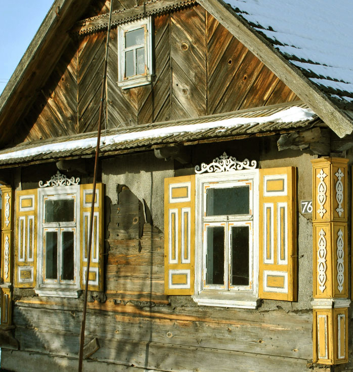 Tradycyjna architektura Podlasia – kolorowe okiennice i rzeźbione zdobienia w wiosce