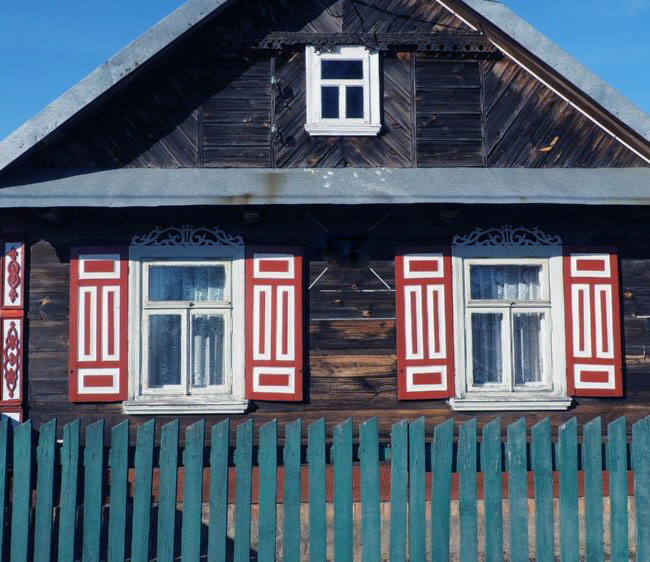 Tradycyjna architektura Podlasia – kolorowe okiennice i rzeźbione zdobienia w wiosce